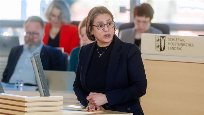 Landtag sucht Lösungen gegen hohe Spritpreise SPD-Fraktionschefin Serpil Midyatli ließ Sympathie für eine Übergewinnsteuer erkennen.