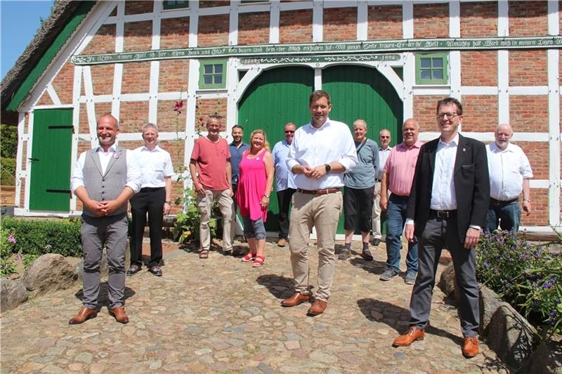 SPD-Generalsekretär Lars Klingbeil (Mitte), Landratskandidat Björn Protze (vorn rechts) und Bundestagskandidat Kai Koeser (links) trafen sich mit Betriebsräten zum Austausch im Beekhoff. Foto: Michaelis