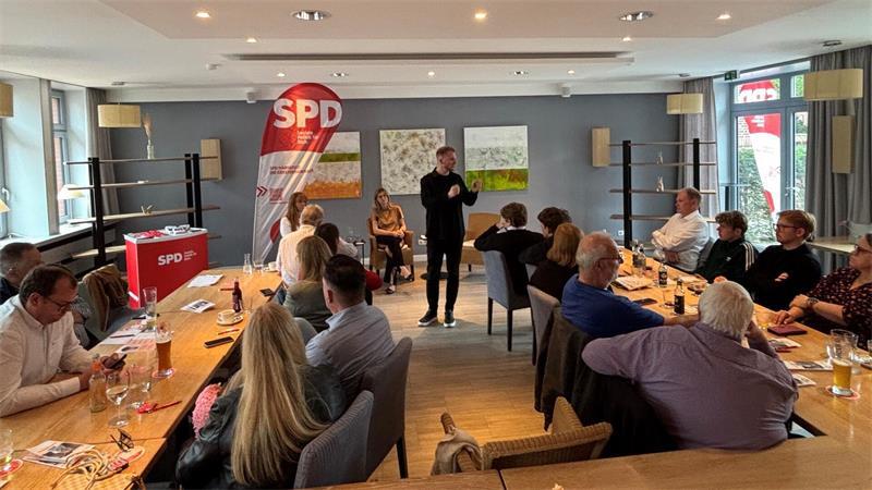 SPD-Generalsekretär Tim Klüssendorf spricht zu den 30 Besuchern beim SPD-Bürgerdialog „Auf ein Wort“ im Hotel Meyer in Harsefeld.