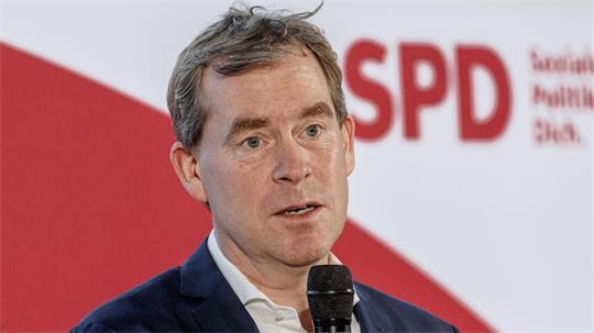 SPD-Landeschef Ulf Kämpfer reichen die Konzepte gegen Mobbing an Schulen nicht aus. (Archivbild)