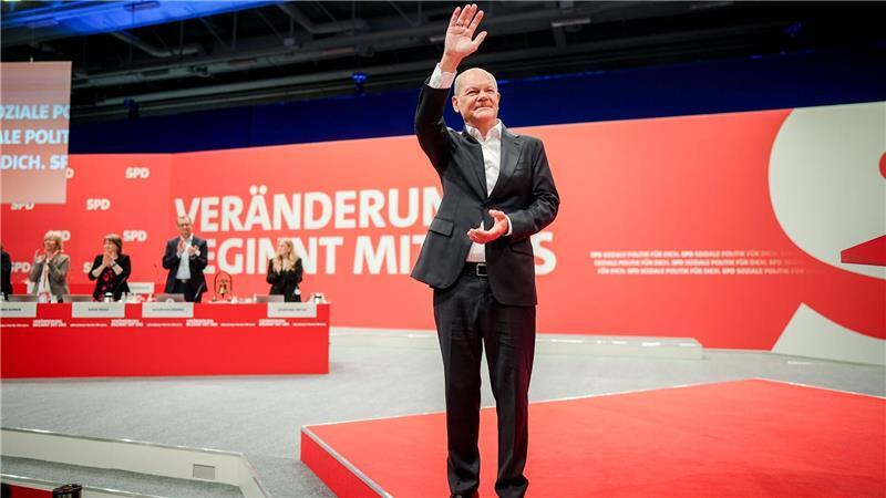Bilder des Tages SPD-Parteitag - Beifall für den ehemaligen Bundeskanzler Olaf Scholz