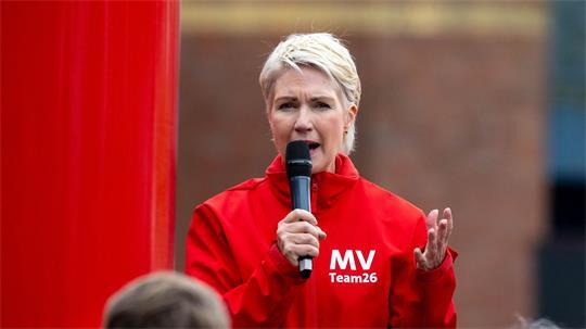 SPD-Regierungschefin Manuela Schwesig hat in Mecklenburg-Vorpommern in einer letzten Umfrage die AfD wieder vom Spitzenplatz verdrängt.