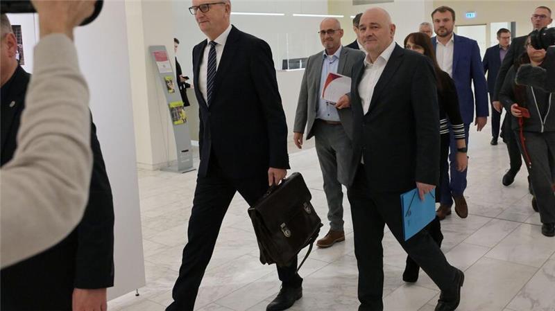 SPD und BSW sind sich einig: Koalitionsvertrag steht SPD und BSW eben den Weg für das erste Regierungsbündnis dieser Art in Deutschland.