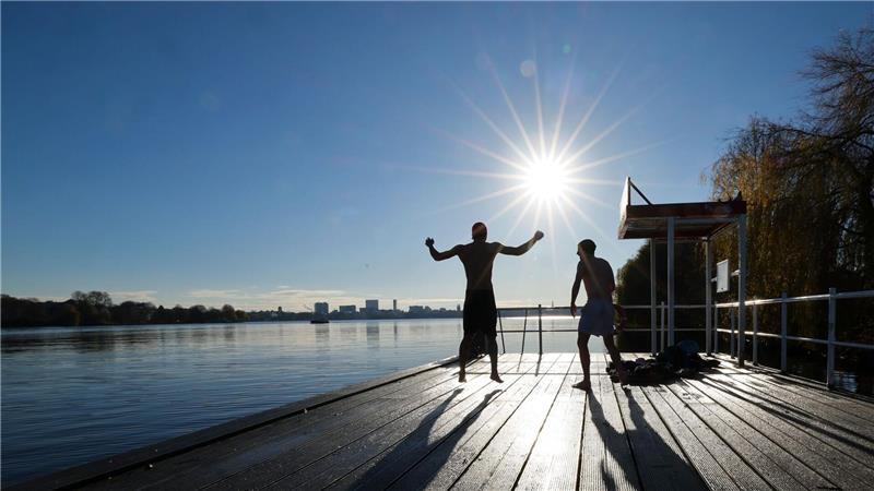 SPD und Grüne wollen mehr Badestellen an Hamburgs Gewässern. (Symbolbild) 