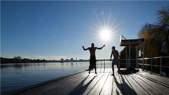 SPD und Grüne wollen mehr Badestellen an Hamburgs Gewässern. (Symbolbild) 