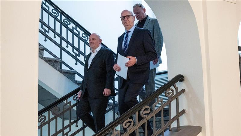 SPD/BSW-Regierung ohne Mehrheit: Der Ministerpräsident von Brandenburg, Dietmar Woidke (SPD, M), und sein Vize Robert Crumbach (l) erklären die Koalition in Brandenburg für gescheitert. 