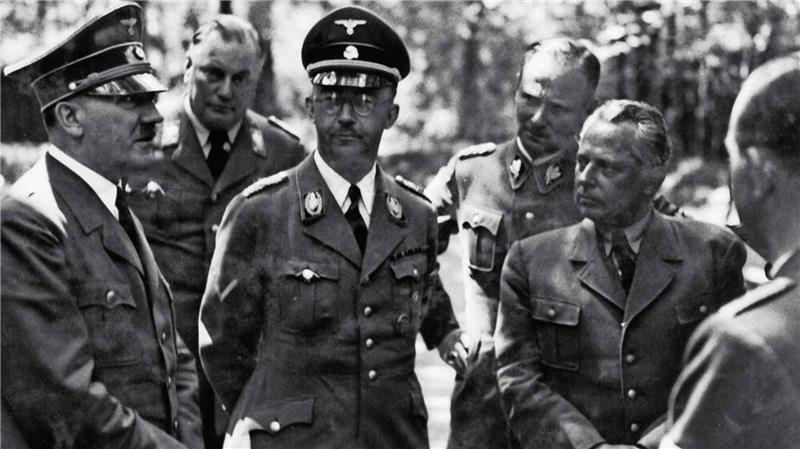 Als der Massenmörder Heinrich Himmler in den Tod floh SS-Chef Heinrich Himmler (3. von links) hier 1939 neben Adolf Hitler. Himmler wurde in seiner Rolle als Reichsführer SS zum „Henker Europas“.