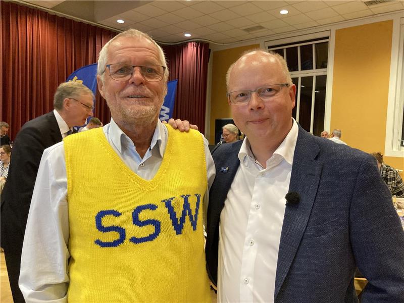 Comeback auf großer Bühne: Norddeutsche Minderheitenpartei im Bundestag SSW-Parteichef Flemming Meyer (links) und Stefan Seidler, Spitzenkandidat des Südschleswigschen Wählerverbandes (SSW) auf der Wahlparty der Partei. Foto: Birgitta von Gyldenfeldt/dpa