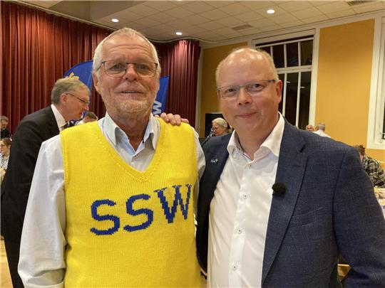 SSW-Parteichef Flemming Meyer (links) und Stefan Seidler, Spitzenkandidat des Südschleswigschen Wählerverbandes (SSW) auf der Wahlparty der Partei. Foto: Birgitta von Gyldenfeldt/dpa