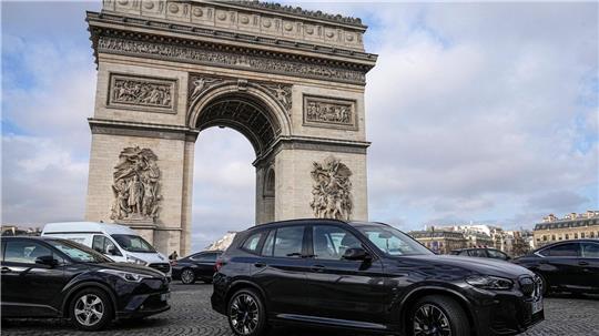 SUVs zahlen in Paris deutlich höhere Parkgebühren. (Archivbild)