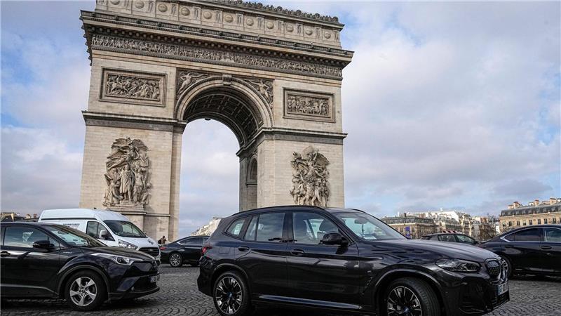 SUVs zahlen in Paris deutlich höhere Parkgebühren. (Archivbild)