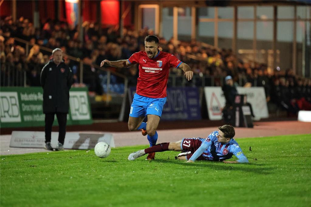 SV Drochtersen Assel - SC Weiche Flensburg, Freitag, 15. November 2024.