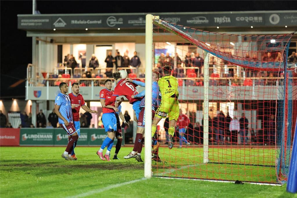 SV Drochtersen Assel - SC Weiche Flensburg, Freitag, 15. November 2024. Foto: Pi...