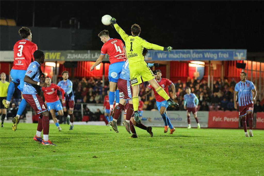 SV Drochtersen Assel - SC Weiche Flensburg, Freitag, 15. November 2024. Foto: Pi...