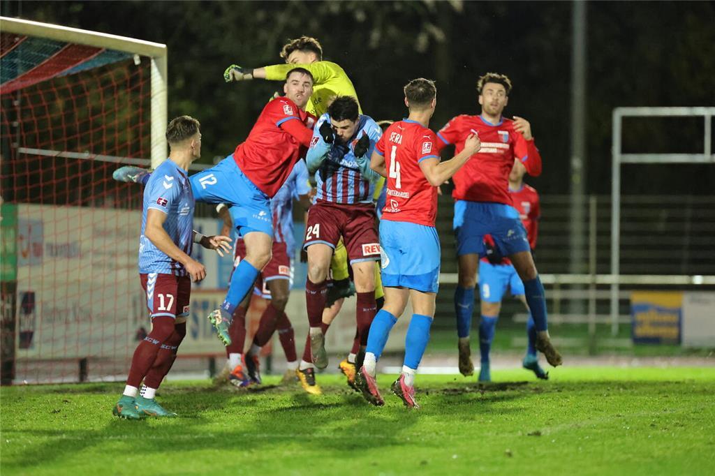 SV Drochtersen Assel - SC Weiche Flensburg, Freitag, 15. November 2024. Foto: Pi...