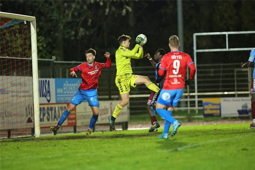 SV Drochtersen Assel - SC Weiche Flensburg, Freitag, 15. November 2024. Foto: Pi...