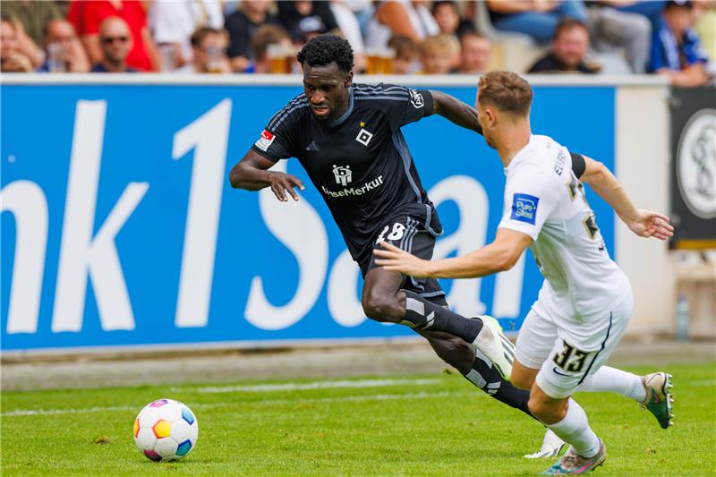 SV Elversberg - Hamburger SV in der Ursapharm-Arena an der Kaiserlinde. Hamburgs Bakery Jatta (l) im Zweikampf mit Elversbergs Maurice Neubauer. Foto: Alexander Neis/Eibner-Pressefoto/dpa