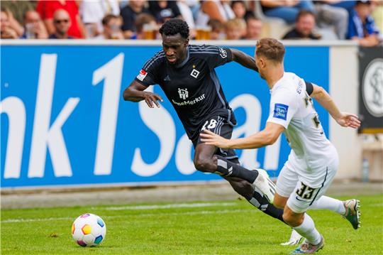 SV Elversberg - Hamburger SV in der Ursapharm-Arena an der Kaiserlinde. Hamburgs Bakery Jatta (l) im Zweikampf mit Elversbergs Maurice Neubauer. Foto: Alexander Neis/Eibner-Pressefoto/dpa