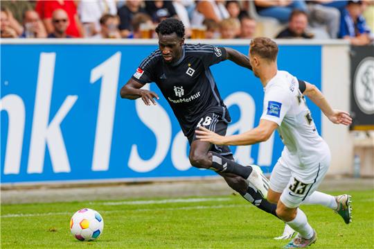 SV Elversberg - Hamburger SV in der Ursapharm-Arena an der Kaiserlinde. Hamburgs Bakery Jatta (l) im Zweikampf mit Elversbergs Maurice Neubauer. Foto: Alexander Neis/Eibner-Pressefoto/dpa