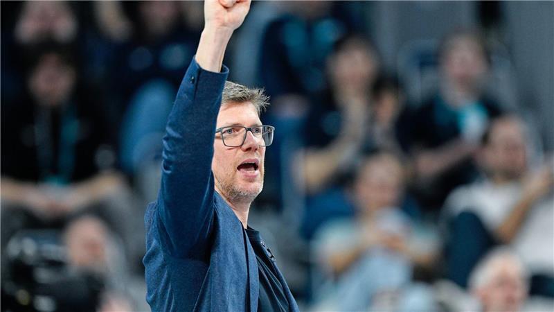 SVG-Trainer Stefan Hübner feiert einen Punktgewinn. (Archivbild)