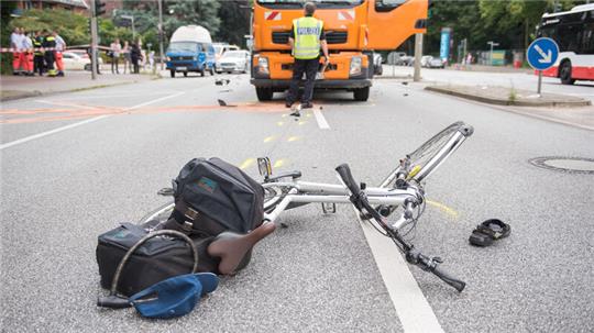 SYMBOLBILD: Ein Fahrrad liegt nach einem Unfall mit einem Abfallwagen auf der Straße.