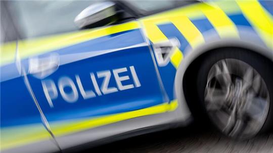 SYMBOLBILD - Ein Polizeifahrzeug. Foto: Hendrik Schmidt/dpa