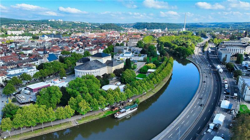 Saarbrücken: Luftaufnahme zeigt erste Aufbauarbeiten für 3. Oktober rund um Landtag und Staatstheater