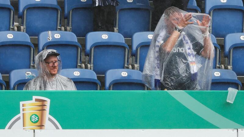 Pokalspiel Saarbrücken gegen Bayern wird ausgetragen Saarbrückens Ludwigsparkstadion ist durch die Regenfälle derzeit in schlechtem Zustand.