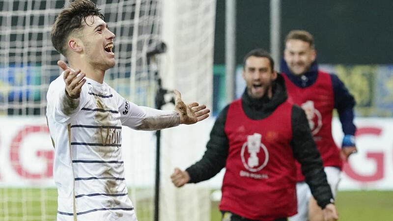 Bayern-Schreck Saarbrücken gelingt nächster Coup – BVB enttäuscht raus Saarbrückens Torschütze Luca Kerber jubelt über das Tor zum 2:0.