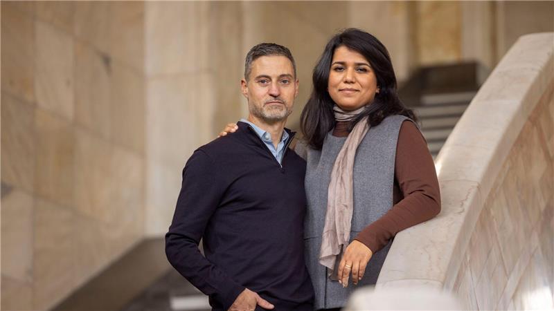 „Gräben tiefer denn je“ - Deutschland nach dem Gaza-Krieg Saba-Nur Cheema und Meron Mendel sind ein außergewöhnliches Ehepaar: Sie, eine Politologin und Expertin für Antisemitismus und Islamfeindlichkeit, ist Muslimin mit pakistanischen Wurzeln. Er, Professor und Direktor der Bildungsstätte Anne Frank in Frankfurt am Main, ist ein in Tel Aviv geborener Jude.