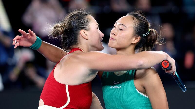 Riesige Dominanz: Sabalenka verteidigt Titel in Melbourne Sabalenka (l) wird von Zheng Qinwen nach dem Finale beglückwünscht.