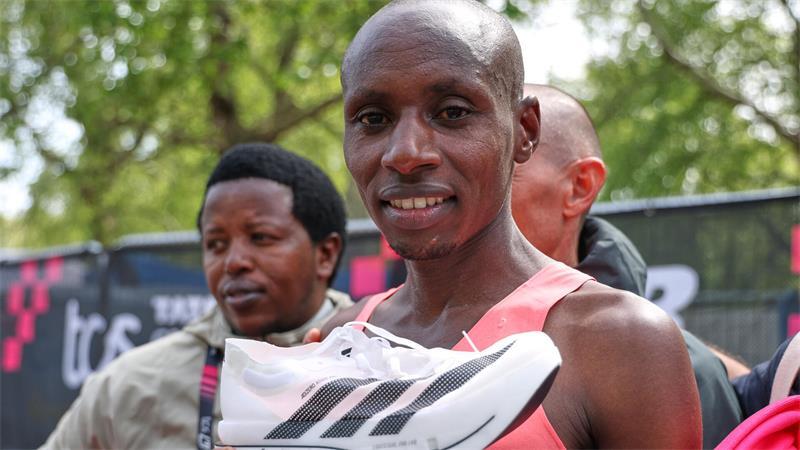 Sabastian Sawe aus Kenia gewinnt den TCS London Marathon 2026. Zeit seinen Schuh, auf dem die Weltrekordzeit geschrieben steht.