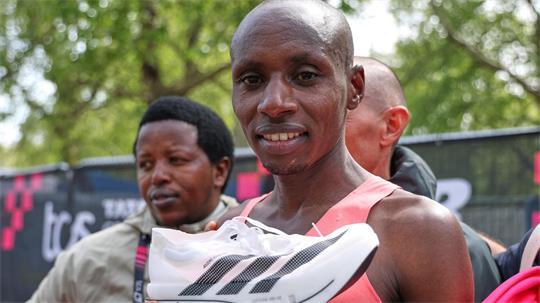 Sabastian Sawe aus Kenia gewinnt den TCS London Marathon 2026. Zeit seinen Schuh, auf dem die Weltrekordzeit geschrieben steht.