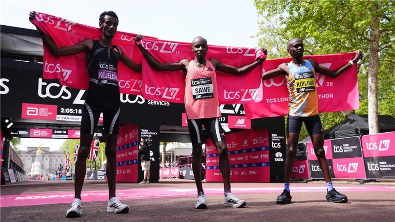 Sabastian Sawe gewann den London-Marathon vor Yomif Kejelcha (l) und Jacob Kiplimo (r).