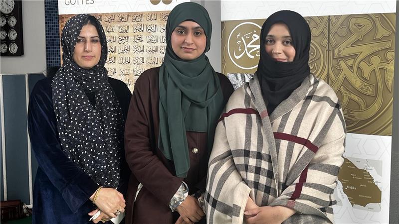 Sabiba Saleem (links) ist die Vorsitzende der Ahmadiyya-Frauen in Stade. Sie wird unterstützt von Attia Tul Noor (Mitte) als Beauftragte für interreligiösen Dialog und von Sumera Ahmed.