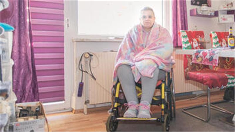 Sabina Gawehn sitzt in ihrer Wohnung in der Auguststraße – eingehüllt in eine Decke, weil die Heizung seit Wochen nicht funktioniert.