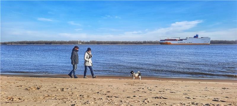 Sabine Fröhlich und Klaus Lambers sind für ein paar Tage aus dem Münsterland angereist. Sie machen in Stade mit Hund Flora Urlaub. Am ersten Tag hingen noch dunkle Wolken über der Stadt. „Da ist nicht mal Stade schön“, sagt Fröhlich. Dann s