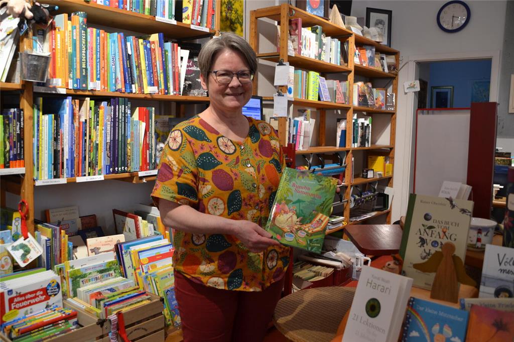 Sabine Gahde, Inhaberin der Buchhandlung Contor, freut sich, dass ihre Kunden am...