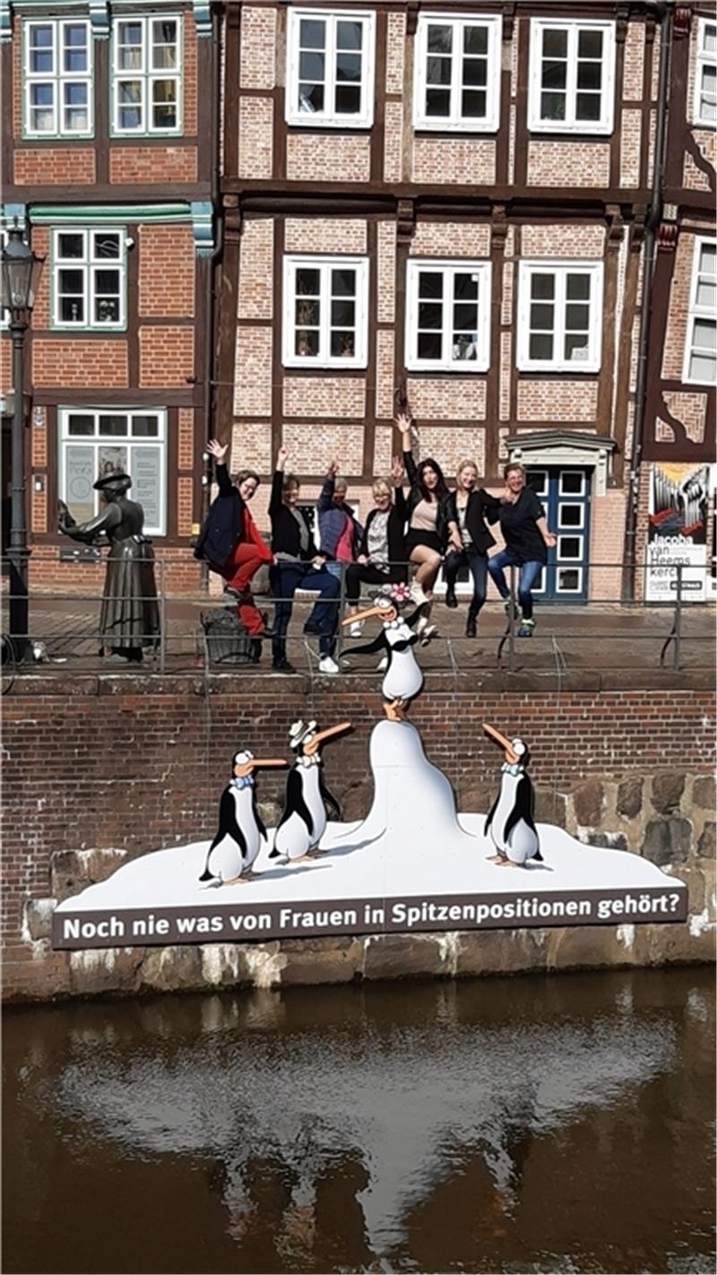 Sabine Gahde von der Contor Buchhandlung, Tina Grüning vom Goeben-Café, Ulrike Fischer von Fischer-Augenoptik, Michaela Schwarz-Malterer vom Luca Restaurant, Sevda Kibar vom HairCafé Pera, Angela Scholz vom Fuerkiek und Kirsten Wichern vom Pannekoken-Hus posieren demonstrativ vor dem umstrittenen Pinguin-Cartoon am Fischmarkt.
