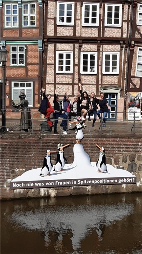 Sabine Gahde von der Contor Buchhandlung, Tina Grüning vom Goeben-Café, Ulrike Fischer von Fischer-Augenoptik, Michaela Schwarz-Malterer vom Luca Restaurant, Sevda Kibar vom HairCafé Pera, Angela Scholz vom Fuerkiek und Kirsten Wichern vom Pannekoken-Hus posieren demonstrativ vor dem umstrittenen Pinguin-Cartoon am Fischmarkt.