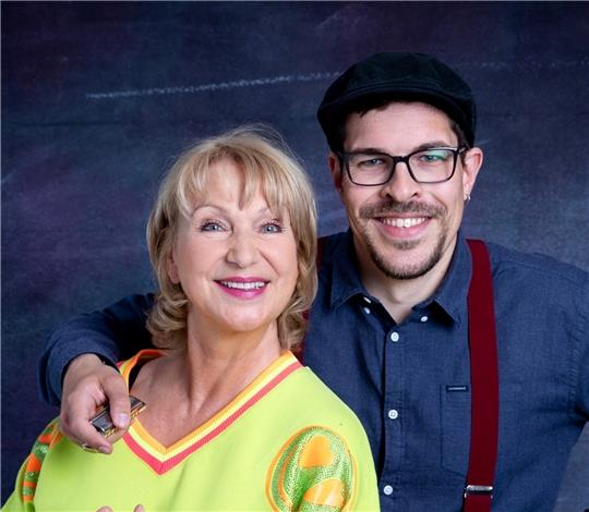 Sabine Kaack tritt in ihrem Programm „Dor bün ik tohuus“ gemeinsam mit dem Mundharmonikaspieler Ben Heuer auf. Foto: Boris Wittgreife