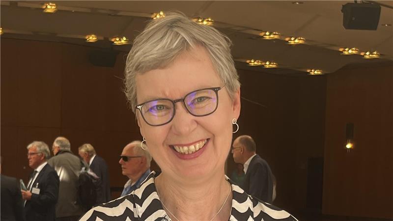 Sabine Kuhlenkamp lächelt in die Kamera.