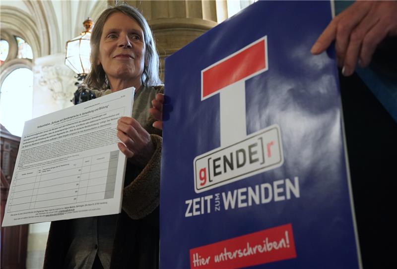 Oberste Gendern-Gegnerin in Hamburg legt Amt nieder Sabine Mertens ist Gründerin der Hamburger Initiative gegen die Gender-Sprache. Foto: Marcus Brandt/dpa