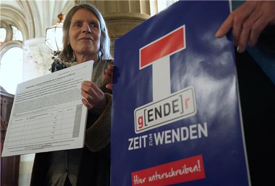Sabine Mertens ist Gründerin der Hamburger Initiative gegen die Gender-Sprache. Foto: Marcus Brandt/dpa