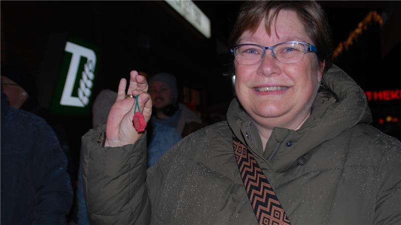 Sabine Perlowski freut sich über den Glücksbringer.