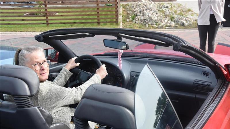 Familie Petersen liebt ihre Kult-Oldtimer mit den „Schlafaugen“ Sabine Petersen fährt ihr rotes Cabrio regelmäßig. Inzwischen schnurrt der Motor mit den zwei Nockenwellen seit knapp 300 000 Kilometern zuverlässig.