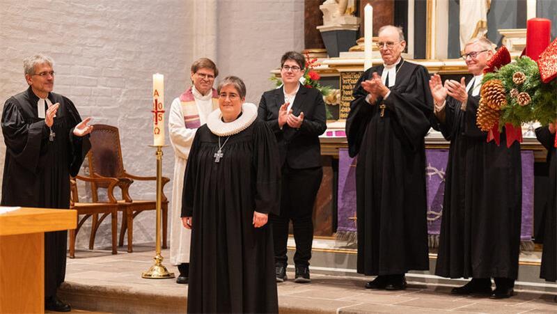 Neue Regionalbischöfin wird offiziell in ihr neues Amt eingeführt Sabine Preuschoff (vorne) wurde als neue Regionalbischöfin in ihr Amt eingesegnet.