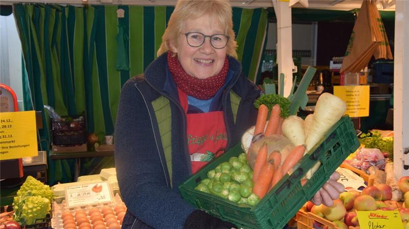 Sabine Prigge verkauft saisonales Gemüse auf dem Buxtehuder Wochenmarkt. „Laufkundschaft fehlt uns auf dem Altstadt-Parkplatz“, sagt sie.