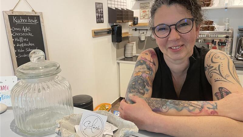 Sabine Ruppel freut sich auf die Wiedereröffnung ihres Cafés „Glück“. Foto: Glückselig