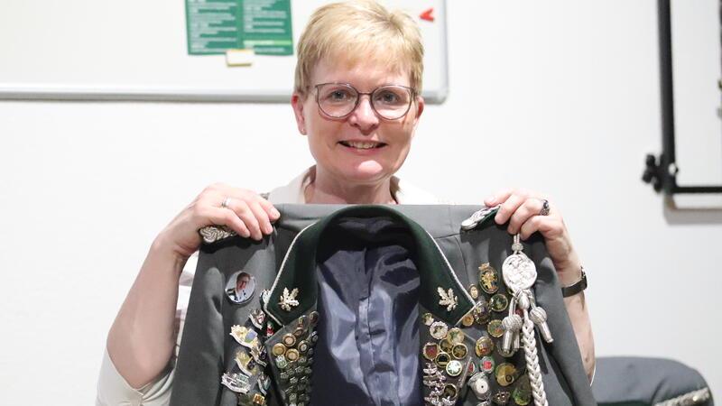 Sabine Schütt engagiert sich seit acht Jahren als Vorsitzende des Schützenvereins in Hüll.
